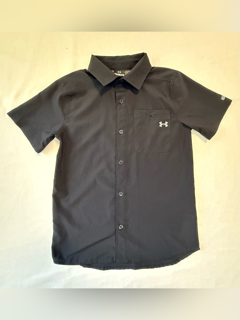 Under Armour Youth Short Sleeve Button-Up Shirt – Size Medium